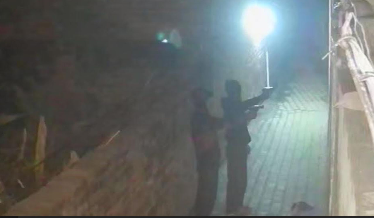 ਸਾਬਕਾ ਫੌਜੀ ਦੇ ਘਰ ’ਤੇ ਚਲਾਈਆਂ ਗੋਲੀਆਂ, cctv ''ਚ ਕੈਦ ਹਮਲਾਵਰ