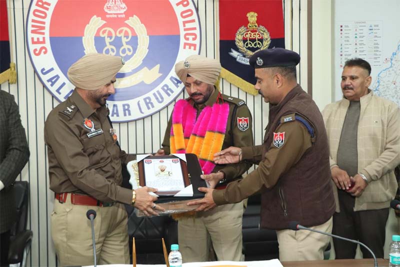 SSP ਦਫ਼ਤਰ, ਜਲੰਧਰ ਦਿਹਾਤੀ ''ਚ ਰਿਟਾਇਰਡ ਹੋਏ ਪੁਲਸ ਅਧਿਕਾਰੀ ਕੀਤੇ ਗਏ ਸਨਮਾਨਤ