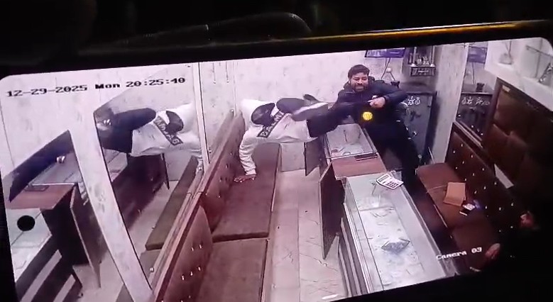 ਪੰਜਾਬ ''ਚ ਇਕ ਹੋਰ ਸੁਨਿਆਰੇ ਨੂੰ ਲੁੱਟਣ ਦੀ ਕੋਸ਼ਿਸ਼! ਗੋਲ਼ੀਆਂ ਚੱਲਣ ਦੇ ਬਾਵਜੂਦ ਦੁਕਾਨਦਾਰ ਨੇ ਫੜ ਲਿਆ ਲੁਟੇਰਾ