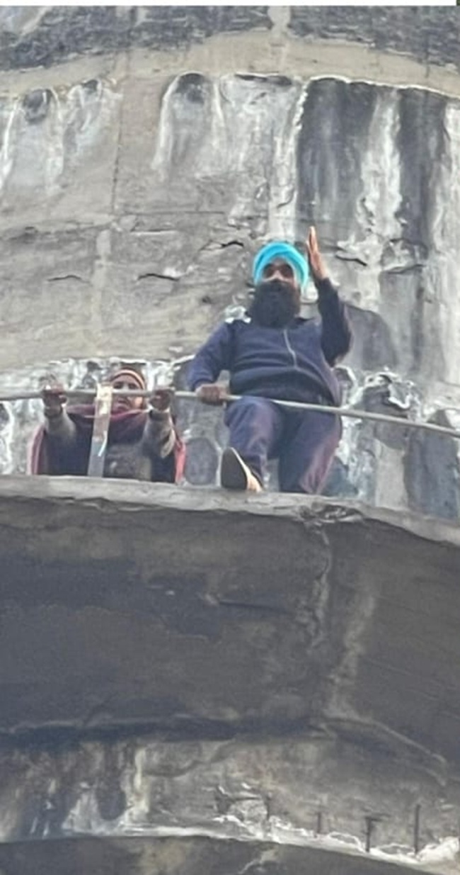 ਪਿੰਡ ਕੁਰੜ ਵਿਖੇ ਕੜਕਦੀ ਠੰਡ ''ਚ ਪਾਣੀ ਵਾਲੀ ਟੈਂਕੀ ''ਤੇ ਚੜ੍ਹੇ ਦੋ ਲੋਕ