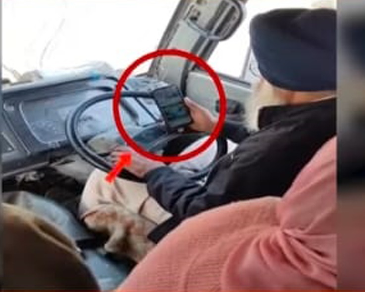 ਇਕ ਹੱਥ ਸਟੇਰਿੰਗ ਤੇ ਦੂਜੇ ਹੱਥ ਮੋਬਾਈਲ! ਬੱਸ ਡਰਾਈਵਰ ਨੇ ਖਤਰੇ ''ਚ ਪਾਈ ਸਵਾਰੀਆਂ ਦੀ ਜਾਨ