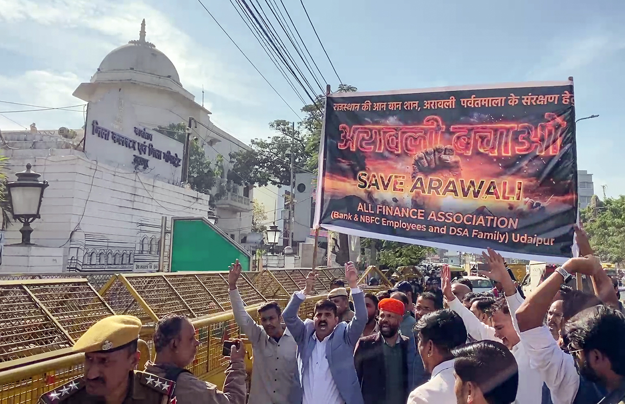 ਰਾਜਸਥਾਨ ''ਚ ਅਰਾਵਲੀ ਨੂੰ ਬਚਾਉਣ ਲਈ ਛਿੜੀ ਜੰਗ ! ਕਾਂਗਰਸੀ ਵਰਕਰਾਂ ਤੇ ਪੁਲਸ ਵਿਚਾਲੇ ਹੋਈ ਝੜਪ