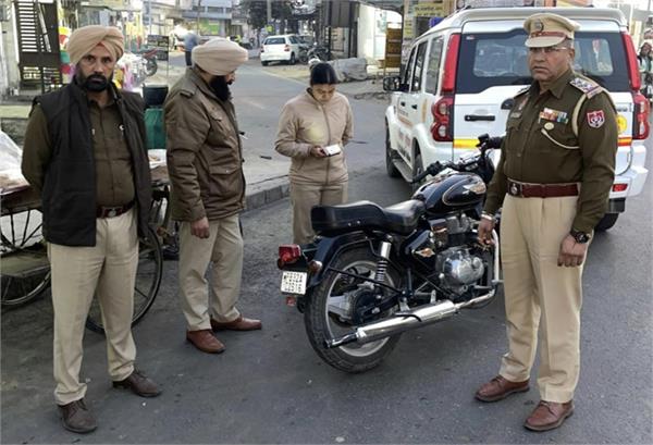 police strict action against those bursting firecrackers from motorcycles