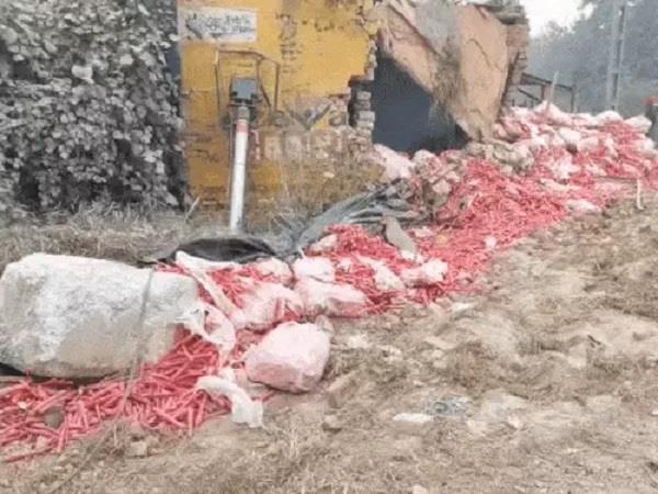 accident carrot loaded truck overturns jalandhar
