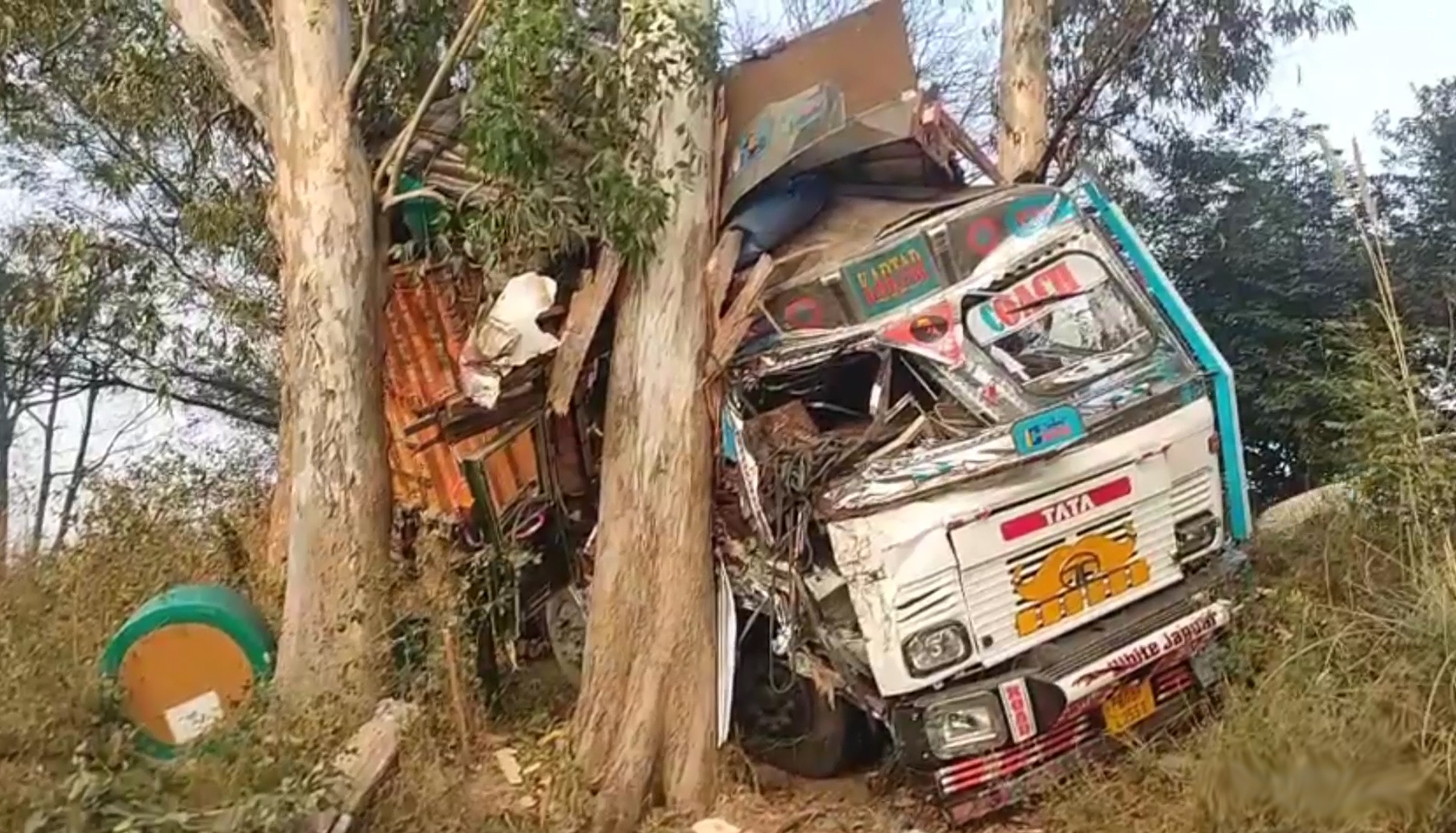 ਗੜ੍ਹਸ਼ੰਕਰ-ਹੁਸ਼ਿਆਰਪੁਰ ਰੋਡ ’ਤੇ ਭਿਆਨਕ ਹਾਦਸਾ: ਬੱਸ ਤੇ ਟਰੱਕ ਦੀ ਹੋਈ ਜ਼ਬਰਦਸਤ ਟੱਕਰ