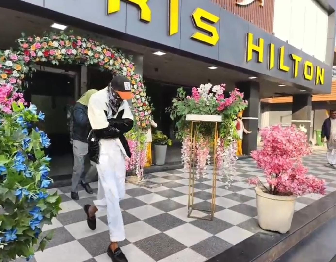 ਪੰਜਾਬ : ਬਾਹਰੋਂ ਡਾਂਸਰਾਂ ਬੁਲਾ ਕੇ ਹੋਟਲ ''ਚ ਕੀਤਾ ਜਾ ਰਿਹਾ ਸੀ ਗਲਤ ਕੰਮ! ਪੁਲਸ ਨੇ ਕਰ''ਤੀ ਰੇਡ