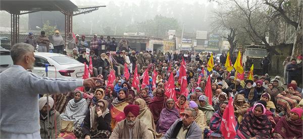 massive protest in front of dsp office