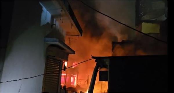 40 shops gutted in fire at kolkata market
