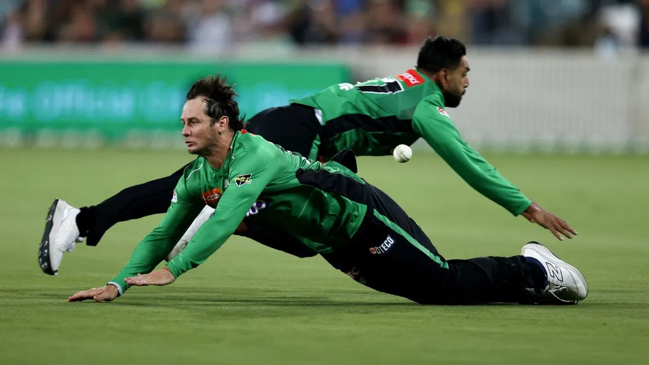 ਵਾਲ-ਵਾਲ ਬਚਿਆ ਪਾਕਿਸਤਾਨੀ ਗੇਂਦਬਾਜ਼! BBL ਮੈਚ ਦੌਰਾਨ ਟਲਿਆ ਖ਼ੌਫ਼ਨਾਕ ਹਾਦਸਾ (ਵੀਡੀਓ)