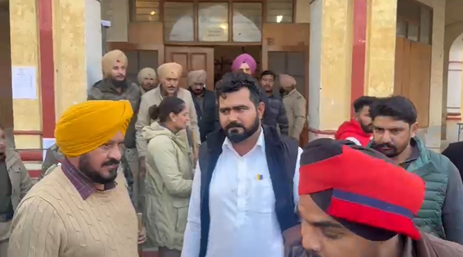 ''ਆਪ'' ਉਮੀਦਵਾਰ ਬੈਲੇਟ ਪੇਪਰ ਚੱਕ ਕੇ ਭੱਜਣ ਦੀ ਕੋਸ਼ਿਸ਼ ''ਚ ਗ੍ਰਿਫਤਾਰ