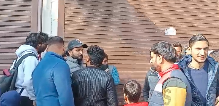 ਜਲੰਧਰ ''ਚ ਬਾਈਕ ਚੋਰ ਦੀ ਜੰਮ ਕੇ ''ਛਿੱਤਰ-ਪਰੇਡ'': ਲੋਕਾਂ ਨੇ ਰੰਗੇ ਹੱਥੀਂ ਕਾਬੂ ਕਰ ਕੀਤਾ ਪੁਲਸ ਹਵਾਲੇ