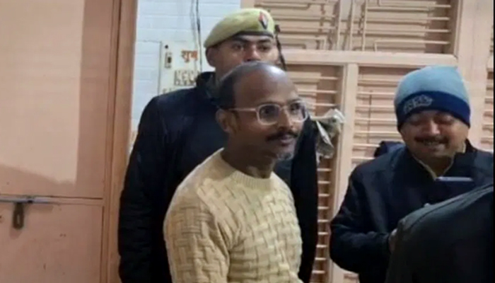 ਫਿਲਮ ''ਸਪੈਸ਼ਲ 26'' ਵਾਂਗ ਬਣ ਕੇ ਆਏ CBI ਅਧਿਕਾਰੀ, ਘਰ ''ਚ ਛਾਪਾ ਮਾਰ ਲੁੱਟ ਲਏ 5,00,000 ਰੁਪਏ