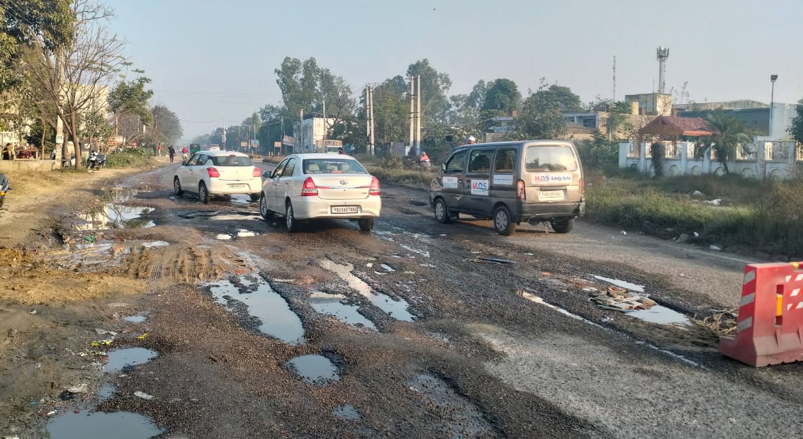 ਚੱਲਣ ਯੋਗ ਵੀ ਨਹੀਂ ਬਚੀ ਜਲੰਧਰ-ਕਪੂਰਥਲਾ ਰੋਡ, ਟੋਇਆਂ ’ਚ ਬਦਲ ਚੁੱਕੀ ਸੜਕ ਕਾਰਨ ਵਾਪਰ ਰਹੇ ਹਾਦਸੇ