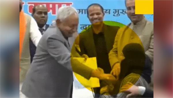 nitish kumar removes hijab from female doctor face