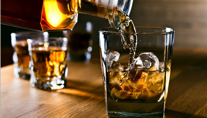 ਸ਼ਰਾਬ ਪੀਣ ਤੋਂ ਪਹਿਲਾਂ 3 ਵਾਰ ਜ਼ਮੀਨ ‘ਤੇ ਕਿਉਂ ਛਿੜਕੀਆਂ ਜਾਂਦੀਆਂ ਹਨ ਬੂੰਦਾਂ?