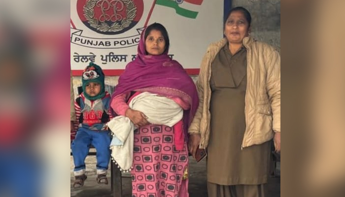 ਜਾਕੋ ਰਾਖੇ ਸਾਈਆਂ, ਮਾਰ ਸਕੇ ਨਾ ਕੋਇ: ਪਿਓ ਨੇ ਰੇਲਵੇ ਟਰੈਕ ’ਤੇ ਸੁੱਟ ''ਤਾ ਪੁੱਤ, ਉਪਰੋਂ ਲੰਘ ਗਈ ਟਰੇਨ