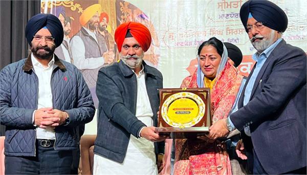 delhi cm and manjinder sirsa honored for organizing events