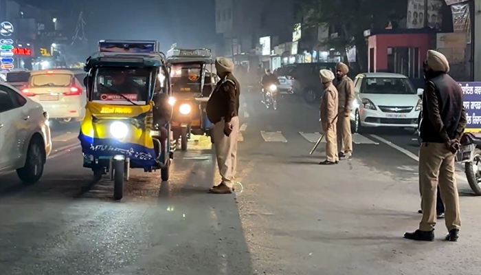 ਦੇਰ ਰਾਤ ਪੁਲਸ ਨੇ ਚੱਪੇ-ਚੱਪੇ 'ਤੇ ਲਾ 'ਤੇ ਨਾਕੇ, ਲੋਕਾਂ ਨੂੰ ਕੀਤੀ ਇਹ ਅਪੀਲ