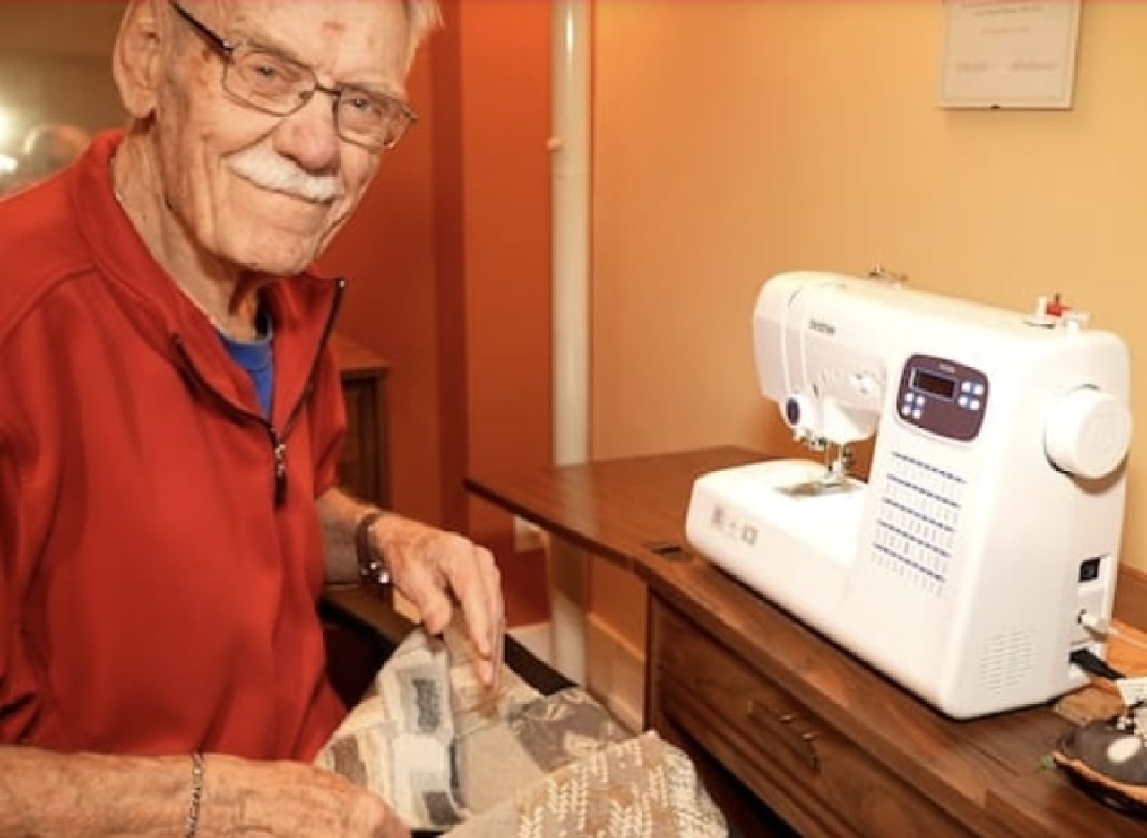 ਫ਼ਜ਼ੂਲ ਸਮੱਗਰੀ ਤੋਂ ਬਣੇ ਬੈਗਾਂ ਦੀ ਆਮਦਨ ਨਾਲ ਅਧਿਆਪਕ ਵੱਲੋਂ ਫੂਡ ਬੈਂਕ ਨੂੰ ਮਦਦ ਦੇਣ ਦਾ ਸ਼ਲਾਘਾਯੋਗ ਉਪਰਾਲਾ