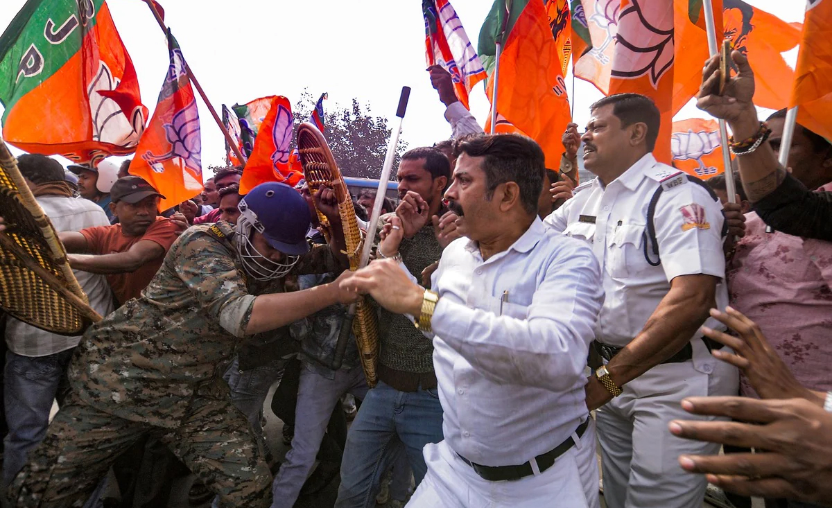 ਬੰਗਲਾਦੇਸ਼ ਹਿੰਸਾ : ਪੱਛਮੀ ਬੰਗਾਲ ’ਚ ਪ੍ਰਦਰਸ਼ਨ ਦੌਰਾਨ ਪੁਲਸ ਨਾਲ ਭਿੜੇ ਭਾਜਪਾ ਹਮਾਇਤੀ