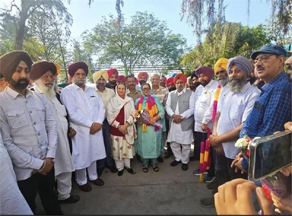 mp randhawa congratulated the chairperson of sugar mill paniyar by placing