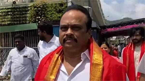 producer dvv danayya offers prayers at sri venkateswara swamy temple