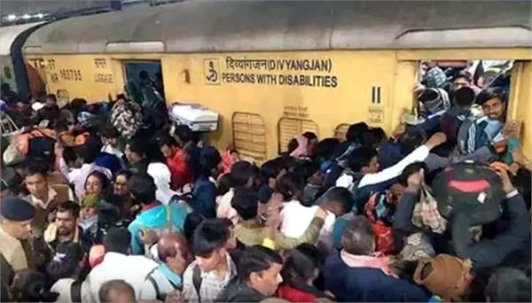 huge crowd at new delhi railway station