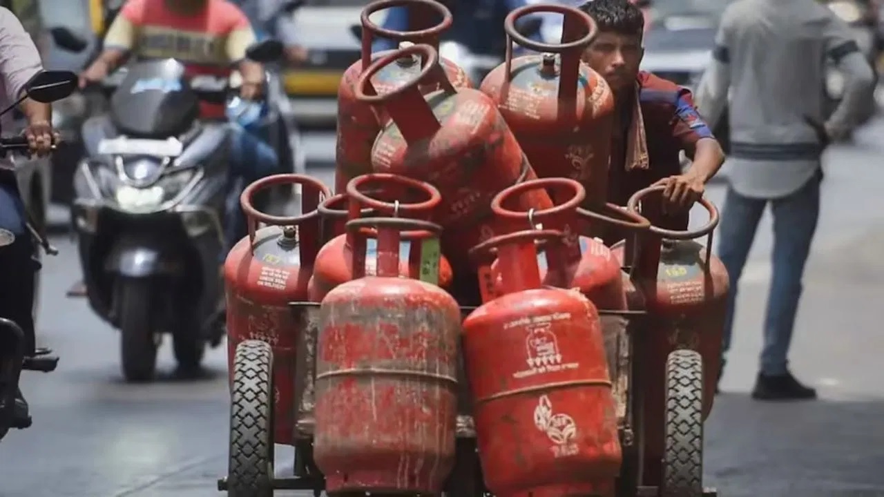 ਮਹਿੰਗਾ ਹੋਇਆ LPG ਗੈਸ ਸਿਲੰਡਰ, ਤਿਉਹਾਰਾਂ ''ਤੇ ਲੱਗਾ ਵੱਡਾ ਝਟਕਾ