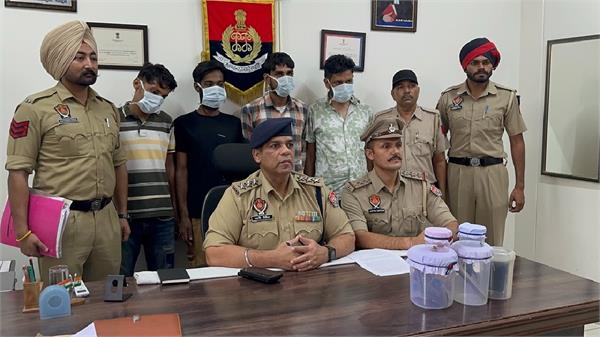 police arrest robbers with luxury car  loot 2 mobiles at gunpoint