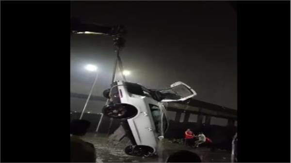 google maps cheated again woman s car fell into water
