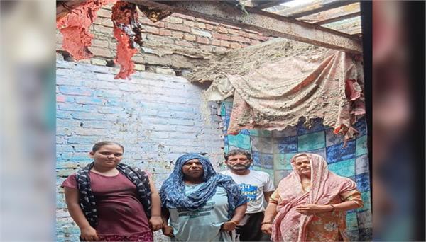 roof of mud house collapsed due to heavy rain