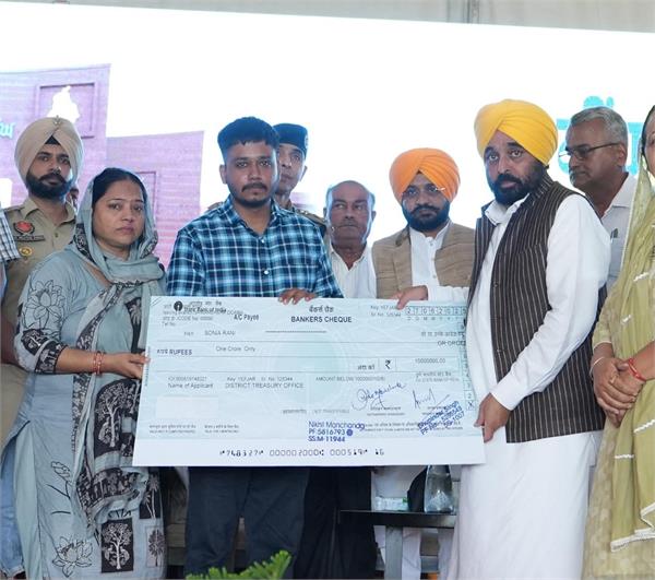 chief minister a cheque of rs 1 crore family members of martyred