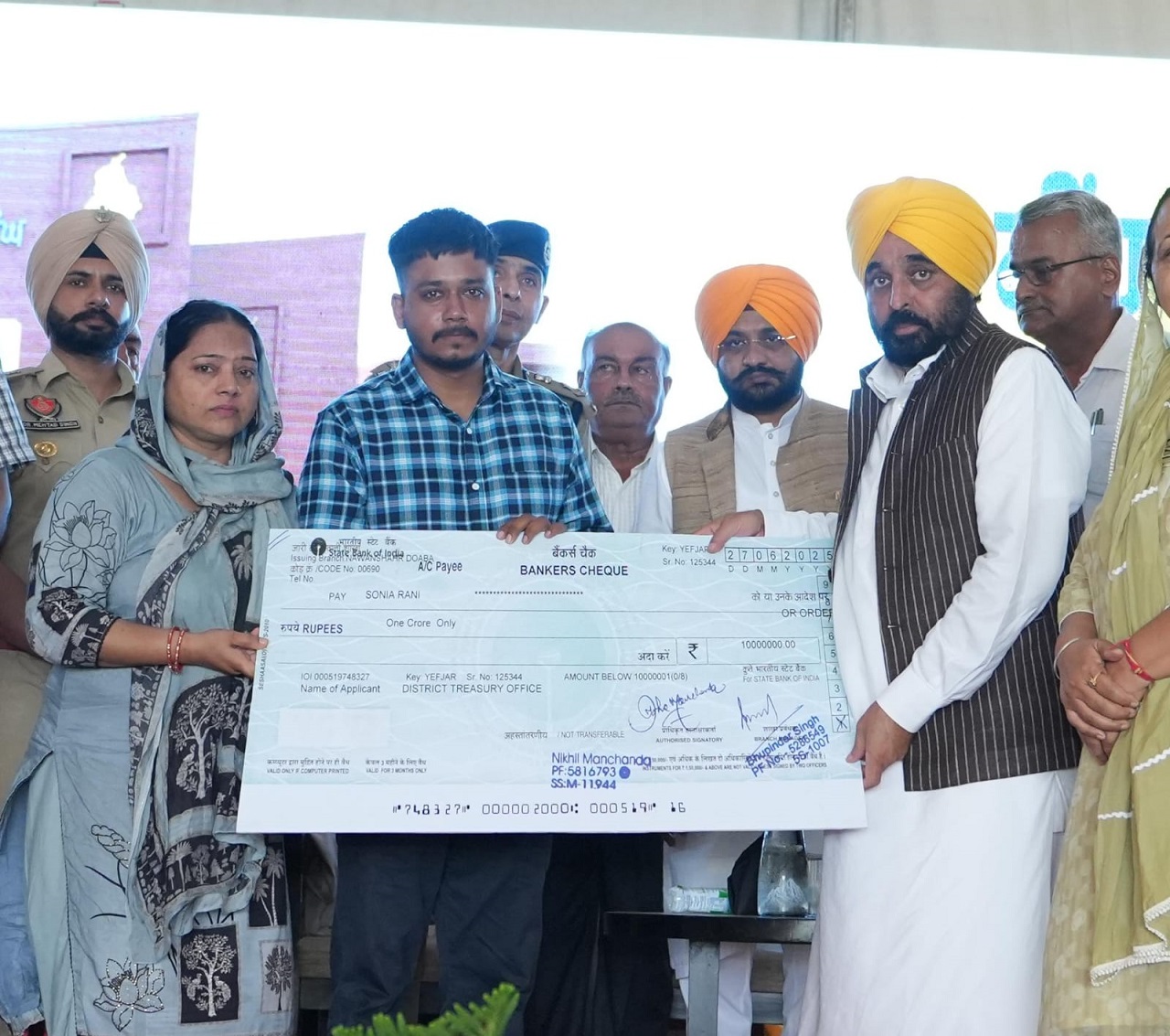 ਮੁੱਖ ਮੰਤਰੀ ਨੇ ਸ਼ਹੀਦ ਏ. ਐੱਸ. ਆਈ. ਧਨਵੰਤ ਸਿੰਘ ਦੇ ਪਰਿਵਾਰਕ ਮੈਂਬਰਾਂ ਨੂੰ 1 ਕਰੋੜ ਦਾ ਚੈੱਕ ਸੌਂਪਿਆ