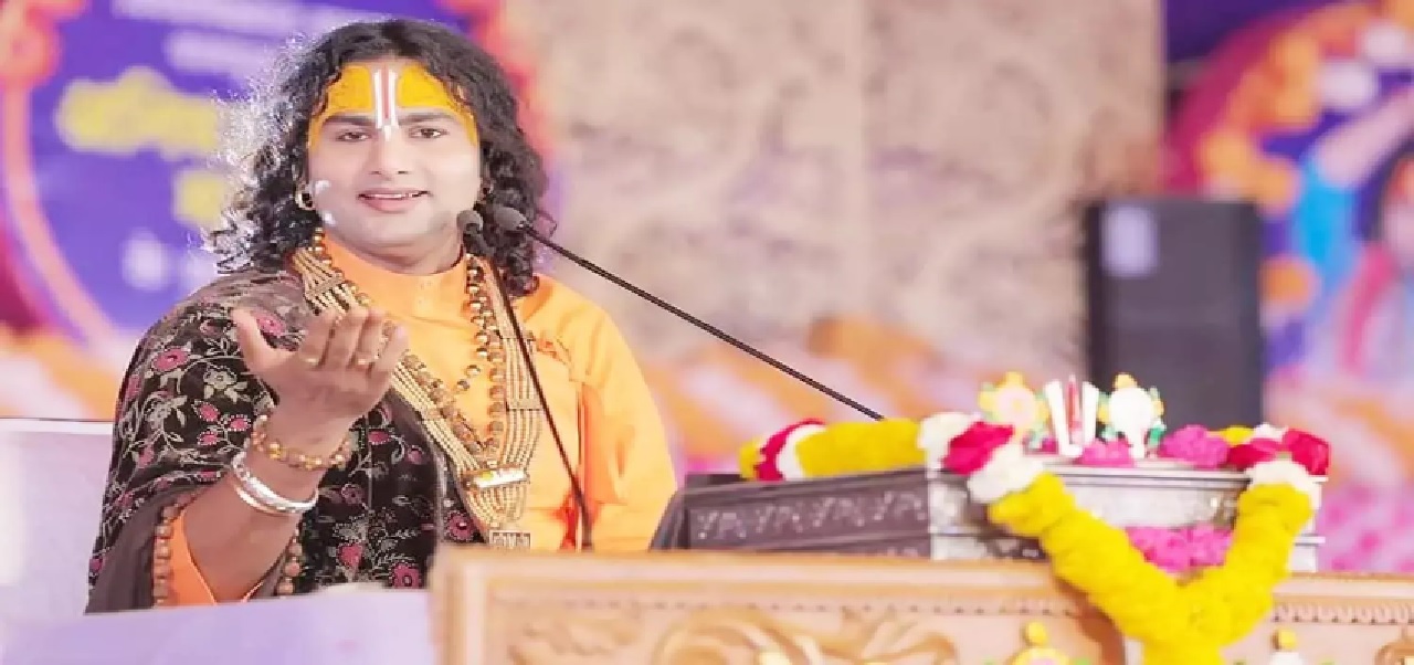 ਕਥਾਵਾਚਕ ਅਨਿਰੁੱਧਾਚਾਰੀਆ ਨੇ ਕਿਵੇਂ ਖੜ੍ਹਾ ਕੀਤਾ ਇੰਨਾ ਵੱਡਾ ਸਾਮਰਾਜ? ਵਰਿੰਦਾਵਨ ''ਚ ਹੈ ਬੇਹਿਸਾਬ ਜਾਇਦਾਦ