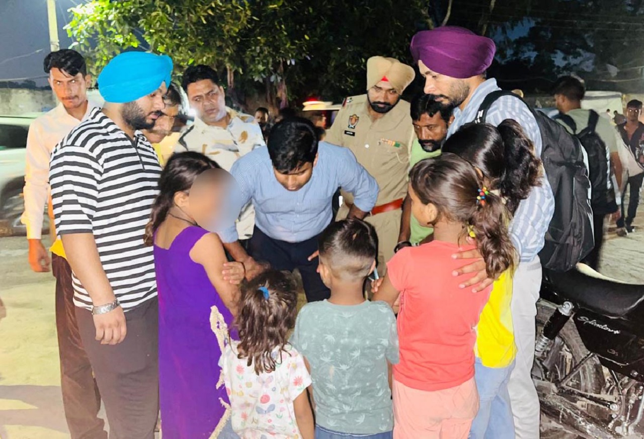 ਮਾਸੂਮ ਬੱਚਿਆਂ ਦੇ ਭਵਿੱਖ ਨੂੰ ਬਿਹਤਰ ਬਣਾਉਣ ਲਈ ਡੀ. ਸੀ. ਖ਼ੁਦ ਸੜਕਾਂ ’ਤੇ ਨਿਕਲੇ