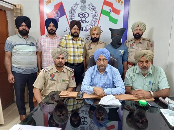 youth arrested for bringing illegal pistol and live cartridges from bihar