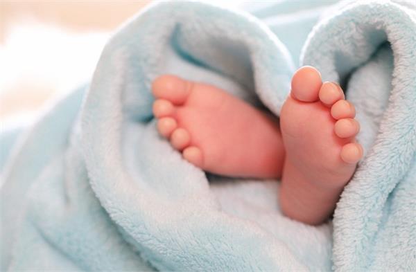 newborn 5 fingers amputated case