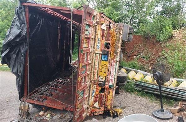 truck carrying devotees overturns  one dead