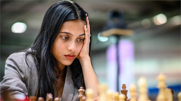 divya deshmukh enters semi finals after defeating harika