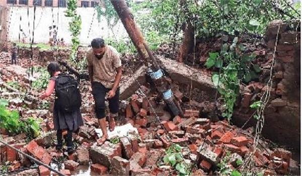 roof of government school suddenly collapses