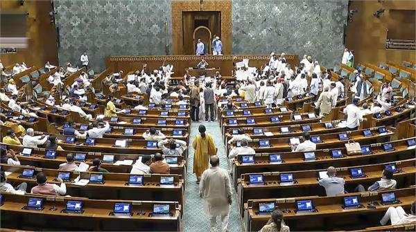 sonia  kharge  akhilesh other opposition leaders protested