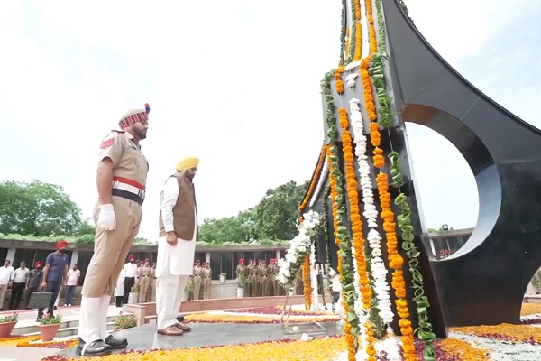 CM ਮਾਨ ਨੇ ਕਾਰਗਿਲ ਵਿਜੇ ਦਿਵਸ ਮੌਕੇ ਸ਼ਹੀਦਾਂ ਨੂੰ ਦਿੱਤੀ ਸ਼ਰਧਾਂਜਲੀ (ਵੀਡੀਓ)