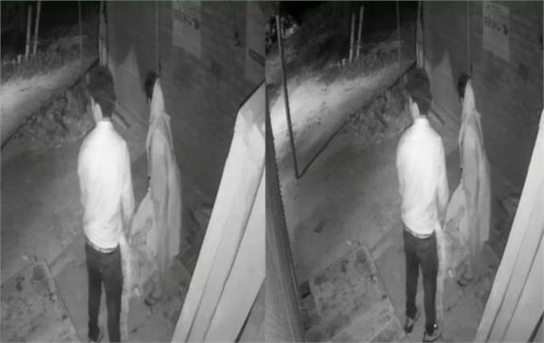 family throws elderly mother on the roadside
