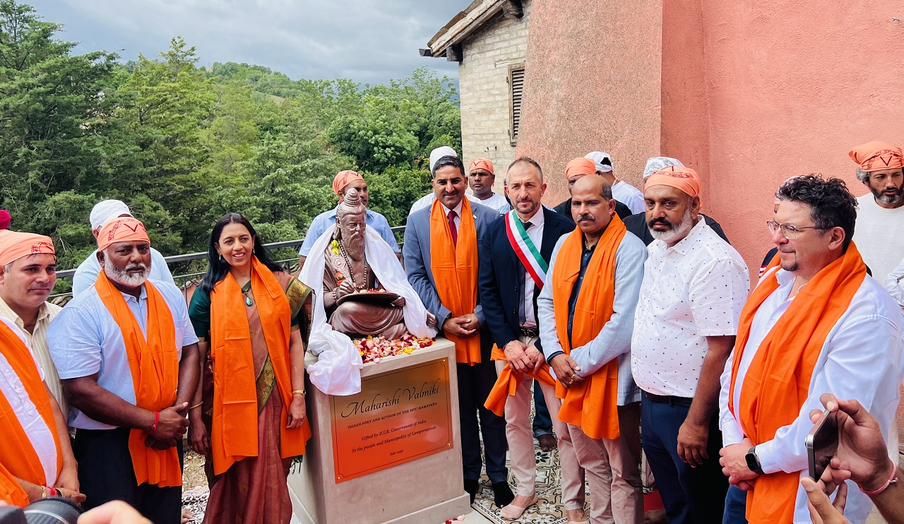 ਭਾਰਤ ਸਰਕਾਰ ਦਾ ਇਤਿਹਾਸਕ ਫ਼ੈਸਲਾ, ਇਟਲੀ ''ਚ ਭਗਵਾਨ ਵਾਲਮੀਕਿ ਦੀ ਮੂਰਤੀ ਦੀ ਸਥਾਪਨਾ (ਤਸਵੀਰਾਂ)