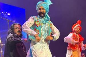 pakistani singer   jugni king arif lohar   performed