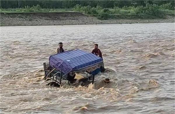 two lives were trapped in strong waves for 2 hours