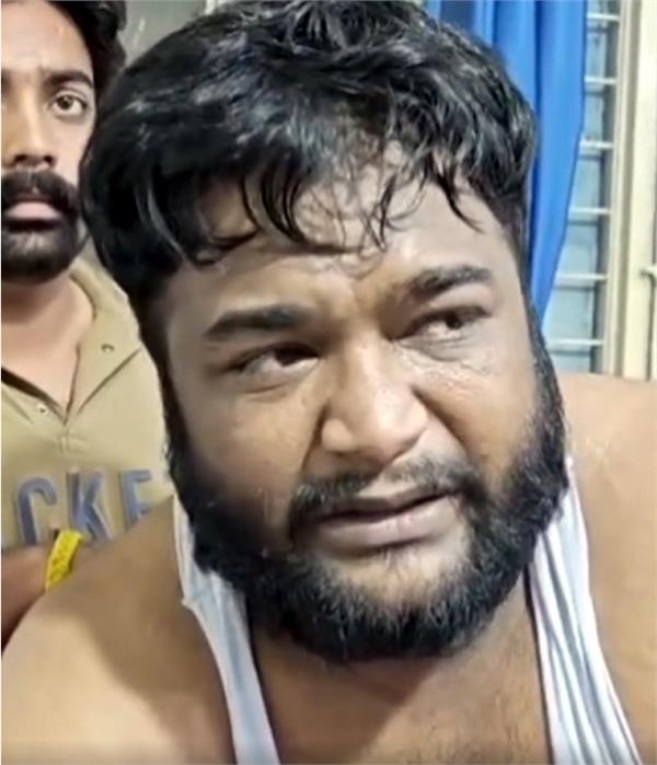 bjp leader  attack  police