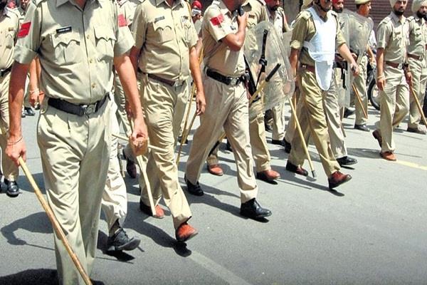 police  checking  war on drugs