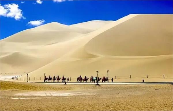 record people visit mingsha mountain