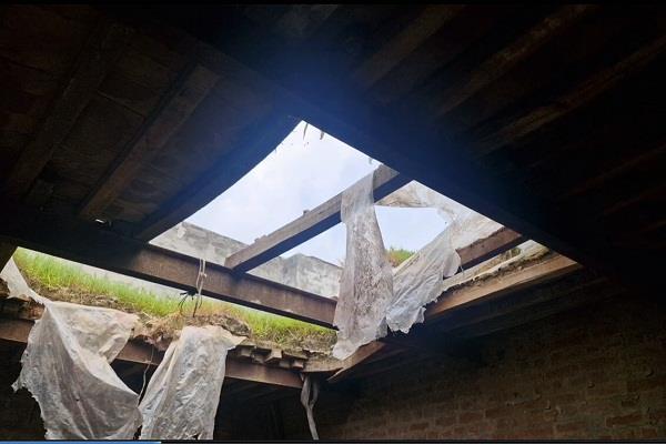 the pain of a poor family  the roof collapsed